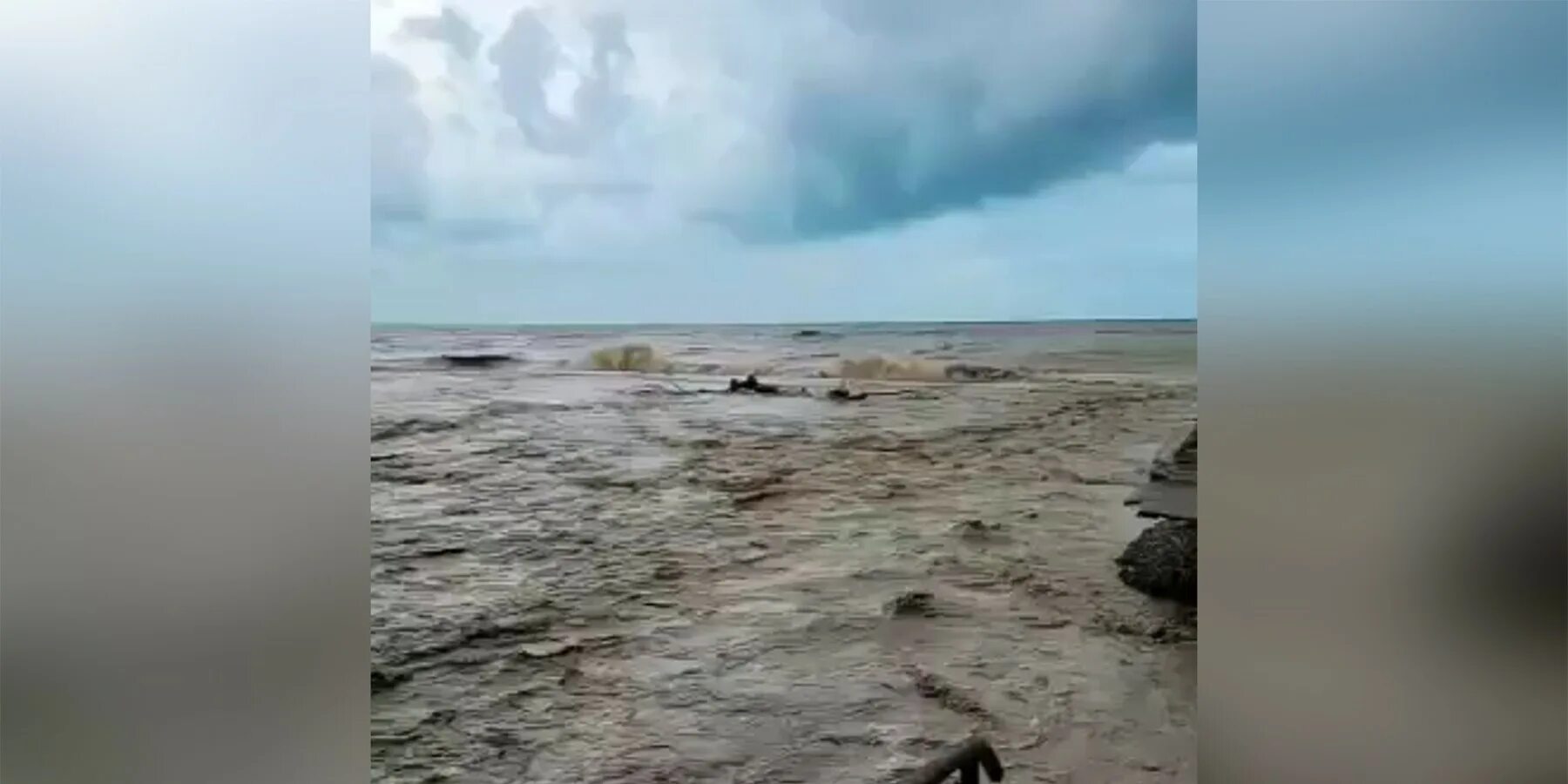 Море гудело грозно. ЦУНАМИ В Лазаревском 2022. Московское море. Море в Сочи сейчас. Смерч в Лазаревском 2022.