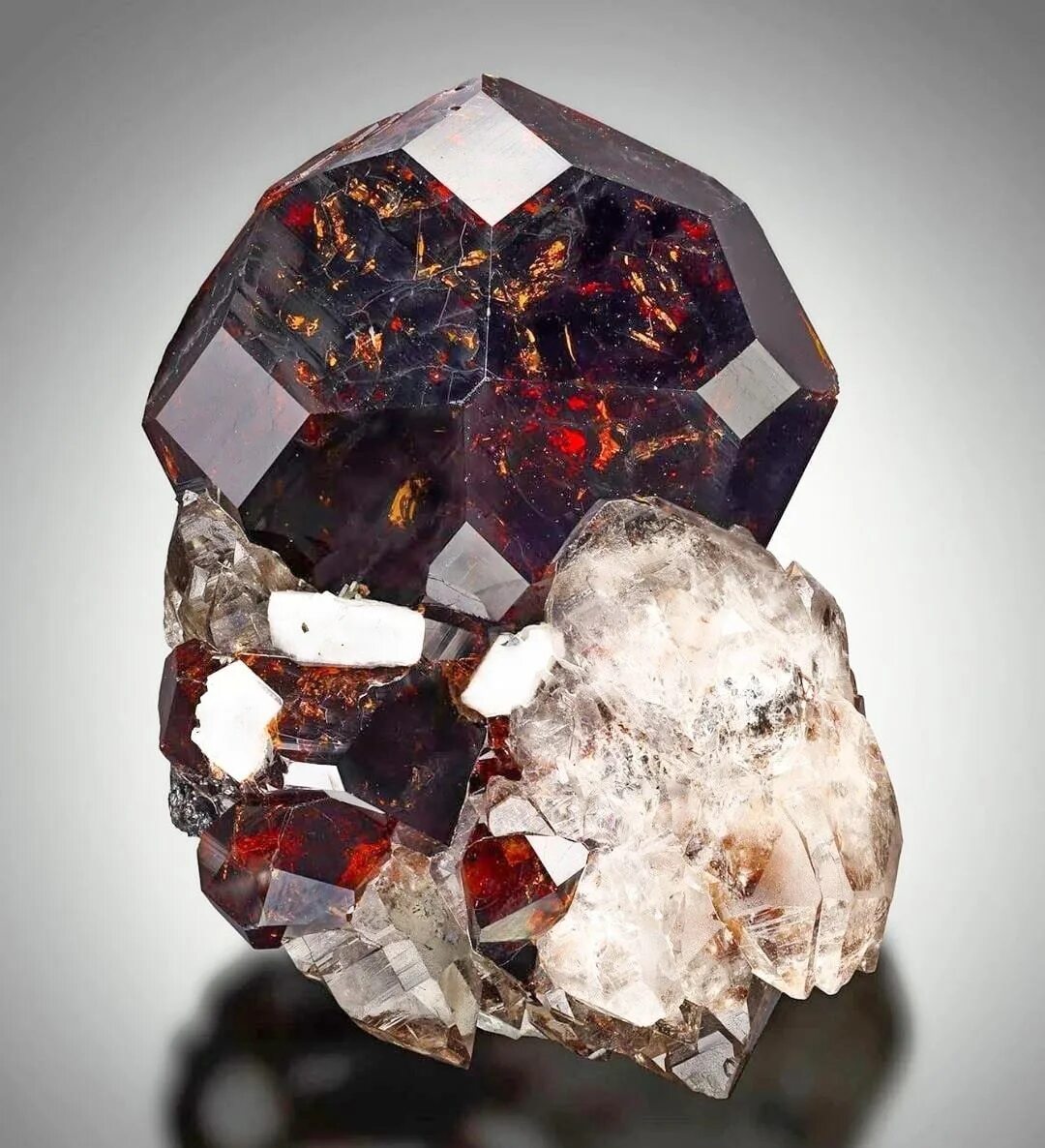 Гранат пироп кристалл. Гранат пироп минерал. Гранат полудрагоценный камень. Гранат минеральные. Гранат минеральные.