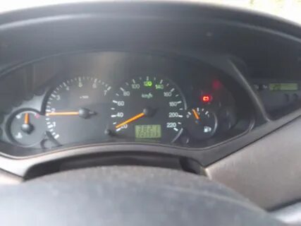 Фокус 2 загорается лампочка аккумулятора