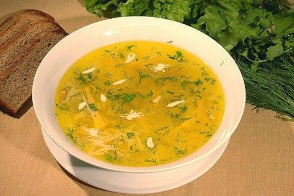 Суп курица с вермишелью и картофелем. Суп куриный вермишелевый. суп на курином бульоне с вермишелью. куриный вермишелевый суп с картошкой. суп вермишелевый на курином бульоне.