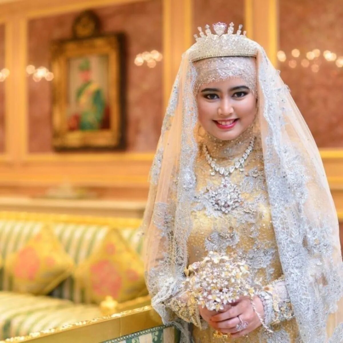 Самая богатая свадьба 2024. Свадьба принцессы Брунея Хафизы. Свадьба принцессы Брунея фадзилы. Принцесса Брунея Хафиза. Драгоценности Султана Брунея.