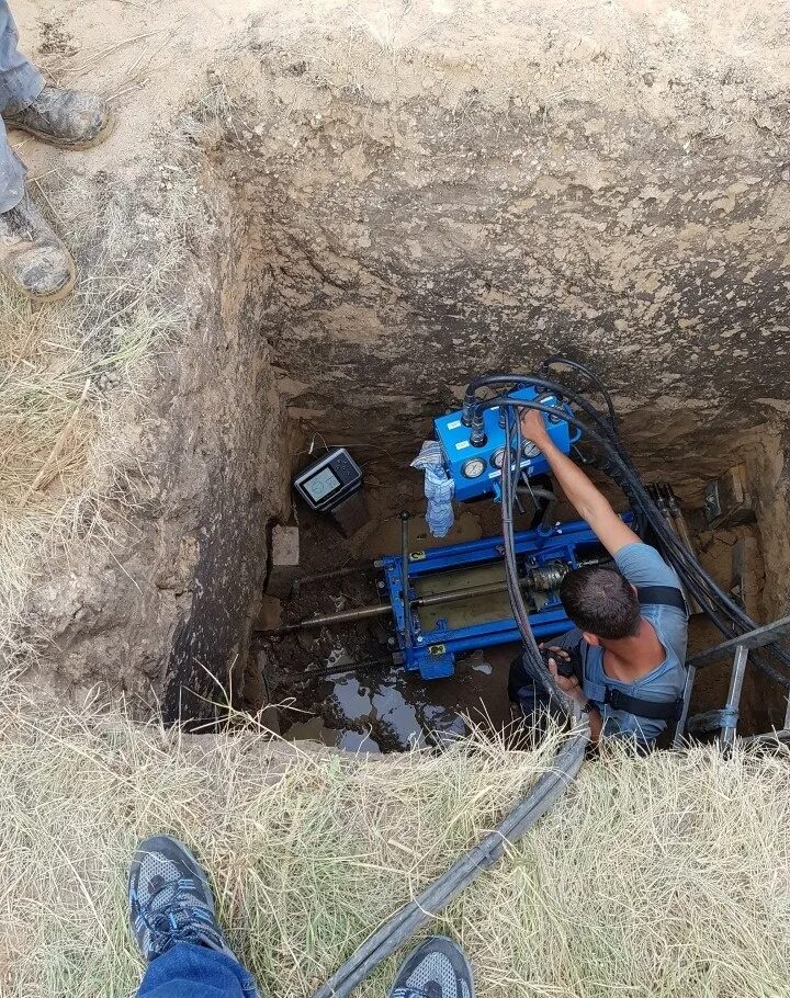 Прокол дороги для водопровода. Прокладка газопровода бестраншейным методом. Прокол под дорогой 1200см. Прокол газопровода ГНБ. Прокладка водопровода горизонтальное бурение.