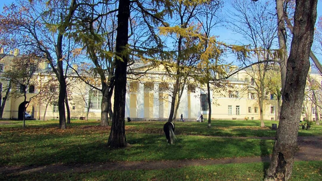 Колонна 50 лет академии художеств. Сад академии художеств на васильевском острове. Румянцевский сад на васильевском острове. Сад академии художеств в санкт-петербурге. Сад академии художеств на васильевском острове.