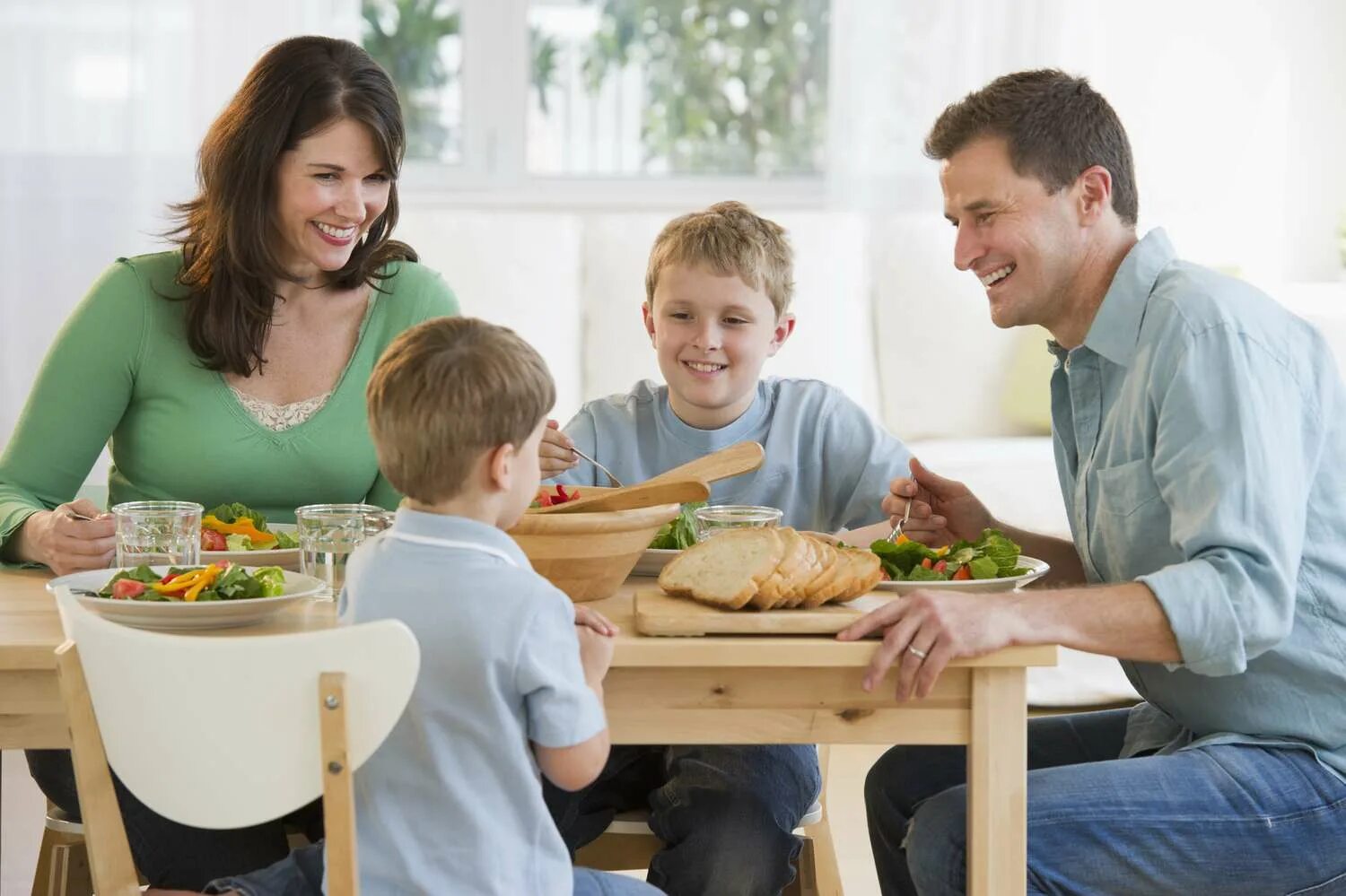 I had dinner with them. Семья за столом. Семья за обеденным столом. Семейный завтрак. Семейный ужин.