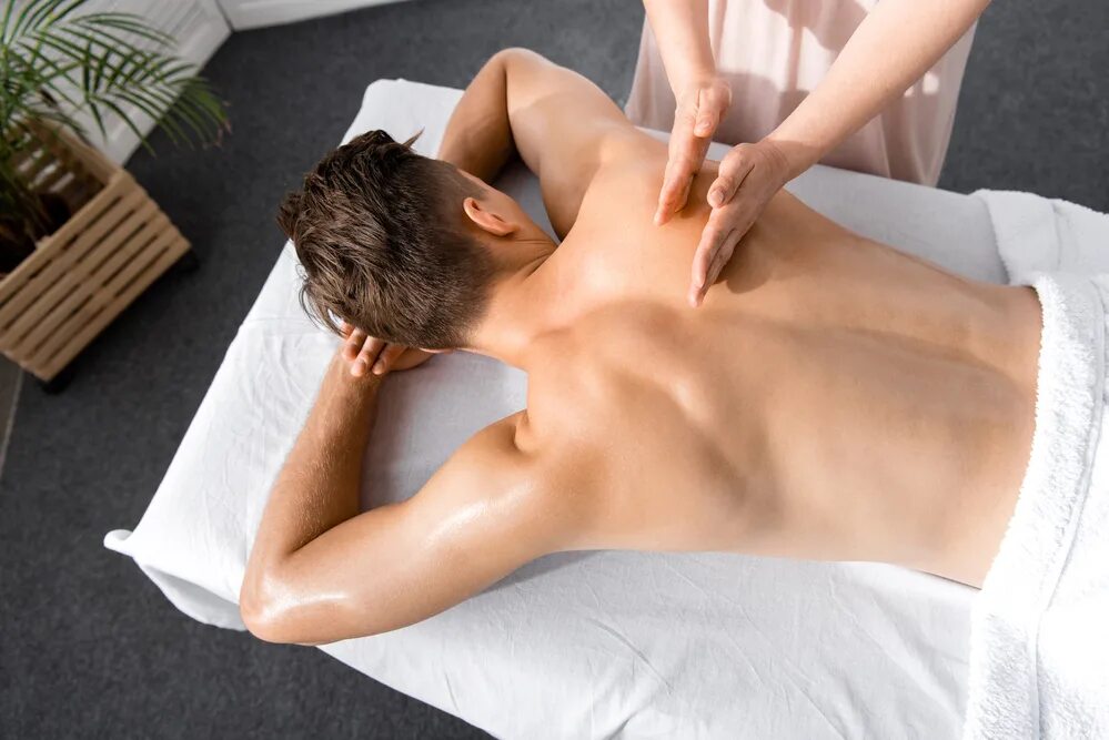 Style massage. Массажный стол. Человек на массажном столе. Кушетка для массажа. Массаж мужчине.