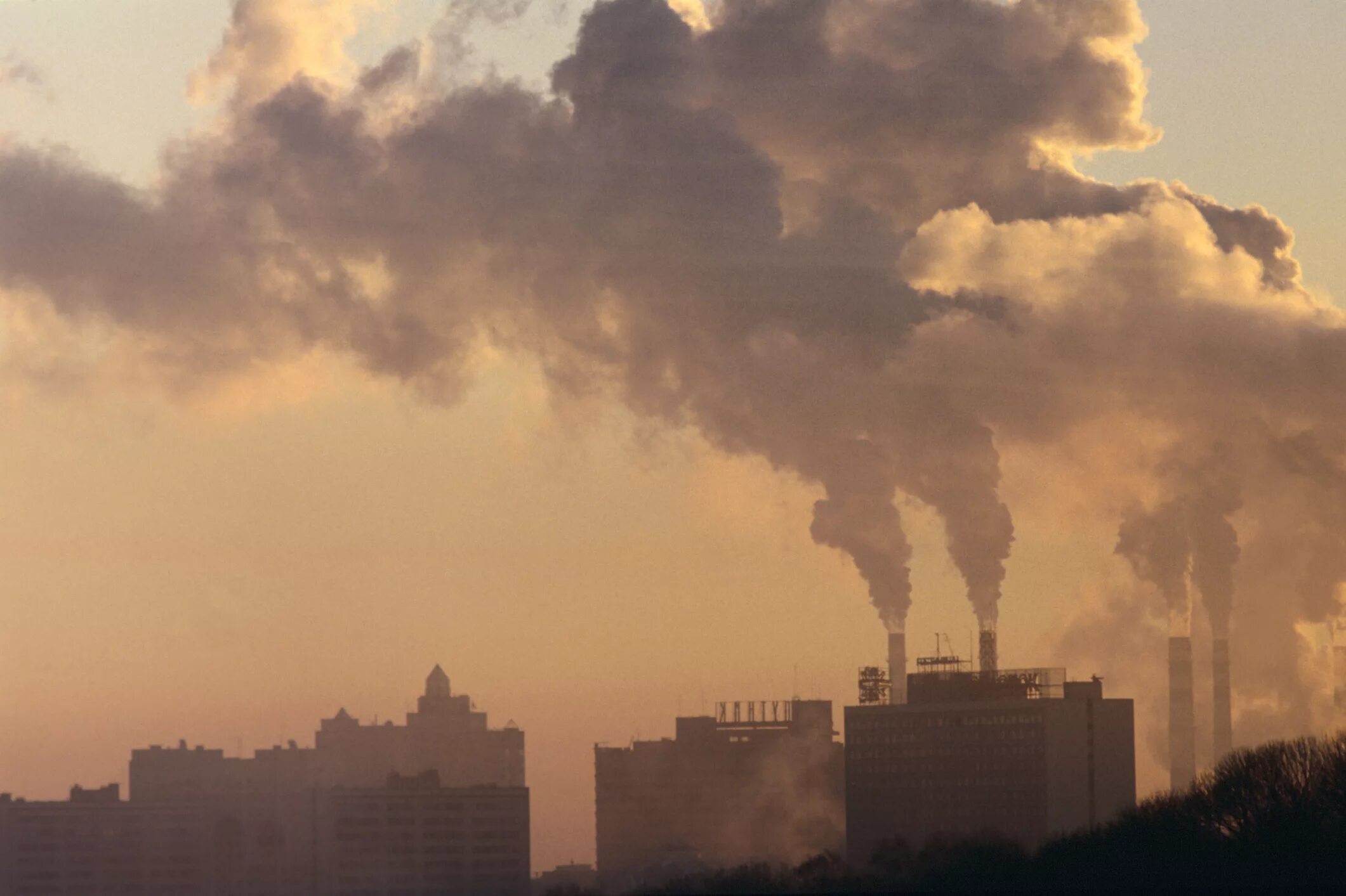 Загрязнение воздуха. Загрязнение воздуха смог. Загрязненность воздуха пылью. Загрязненный воздух в городе.