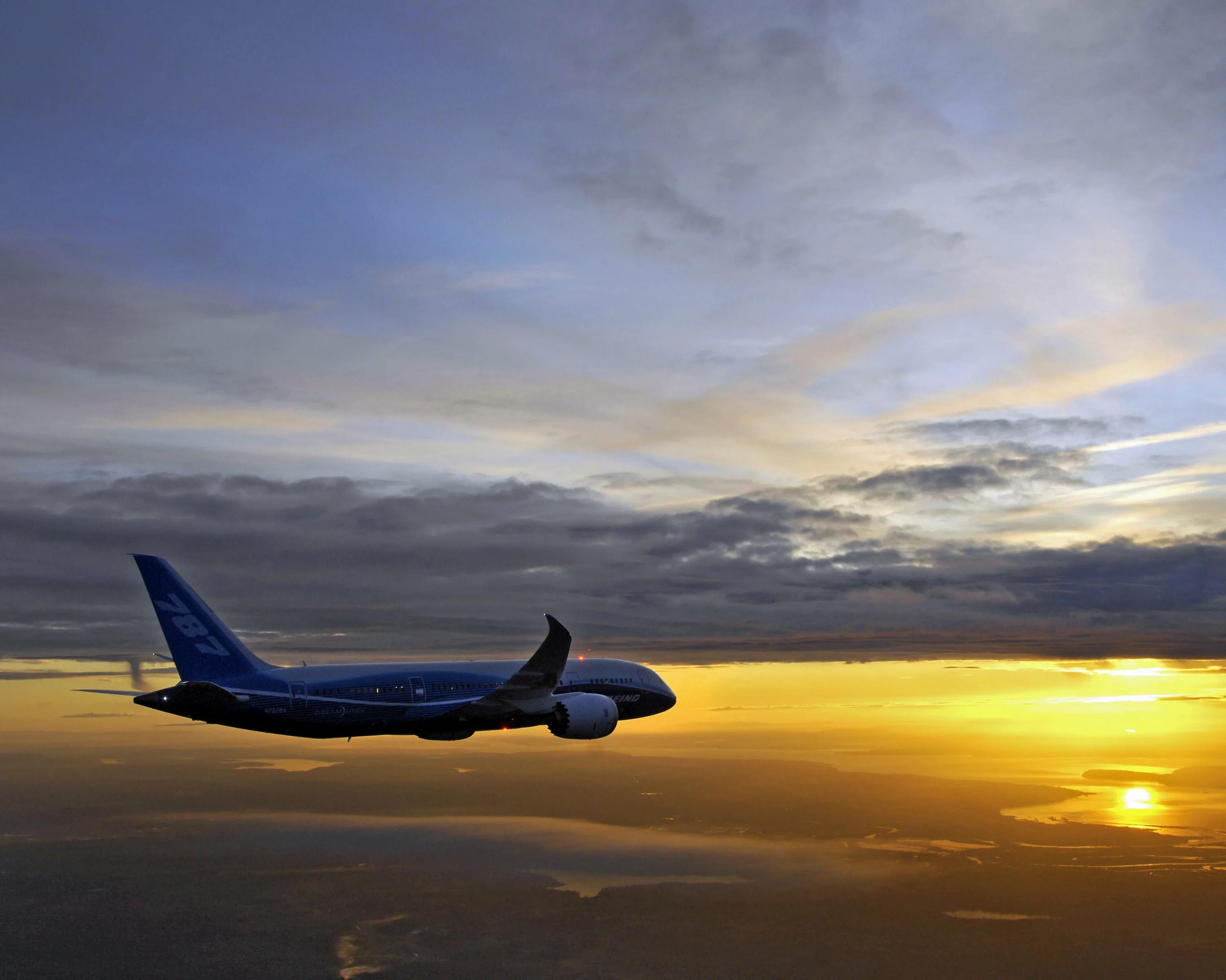 Фото самолетов летающие. Boeing 787 Dreamliner Wallpaper. Боинг 787 Дримлайнер в закате. Боинг 787 победа.