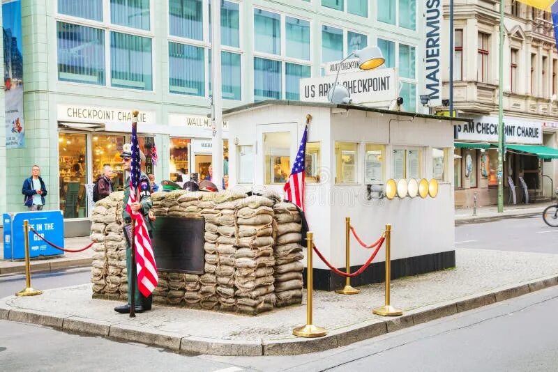 Last checkpoint. Чекпойнт чарли в берлине. достопримечательность в берлине checkpoint charlie. пропускной пункт чарли. контрольная точка чарли в берлине.
