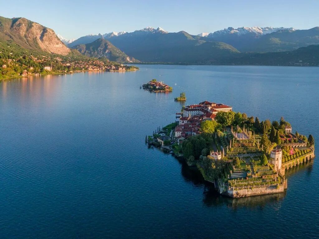 Озеро маджоре швейцария. Озеро лаго ди патриа. Озеро гарда италия. Боу (озеро). Лаго-маджоре озеро.