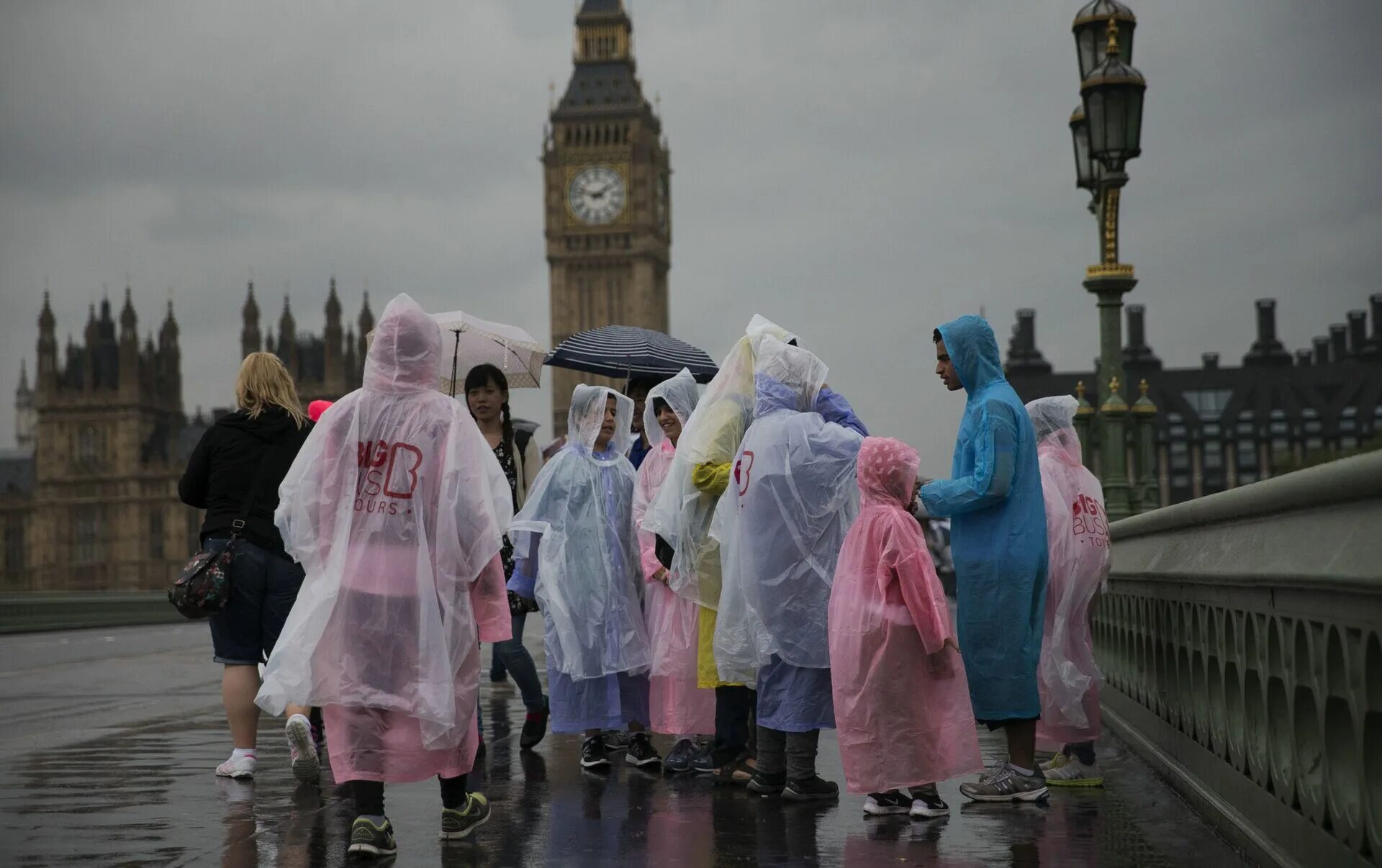 Лондон Одесса. Raincoat in London. Sightseeing of great Britain.