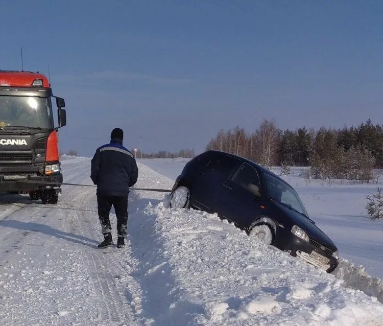 Машина в кювете на трассе. Автомобиль на трассе. Пробка на трассе м5 возле Сызрани. ДТП на зимнике большегрузов. М5 сызрань сейчас