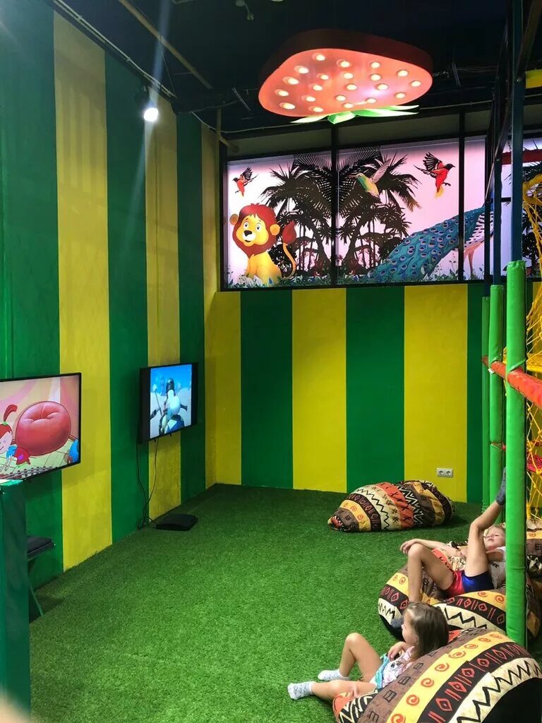 Магазин манго в костроме. Интерьер многофункциональный центр. Манго центр астрахань. Фитнес центр энергия выкса. Закрылось манго.