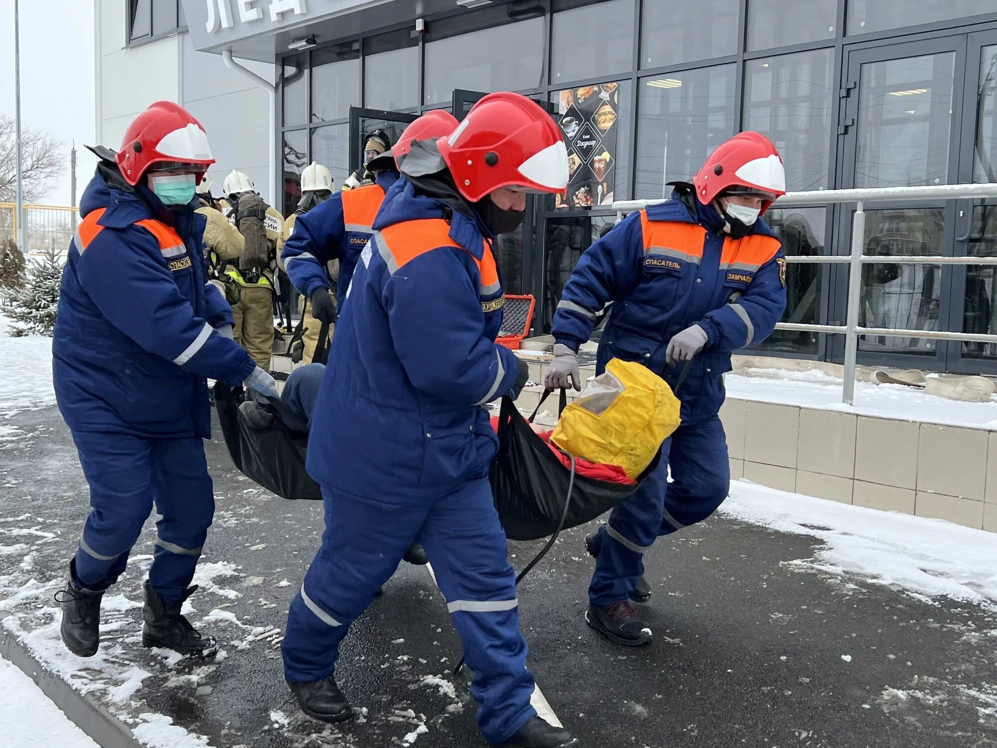 Пожарные учения. Пожарные учения на ГЭС. Сотрудник МЧС пожарный. Пожарные учения фото. Центр гражданской защиты города