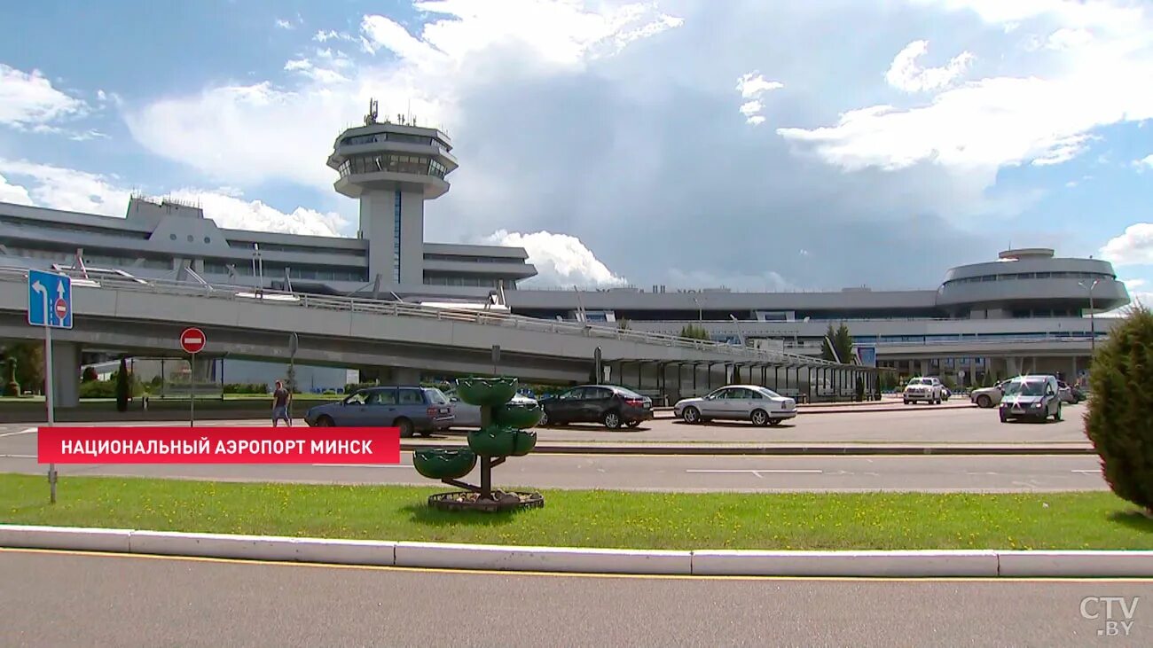 Аэропорт минск внутри. Минск аэропорт км. Здание старого аэропорта минск. Аэропорт минск фото снаружи. Минск аэропорт км.