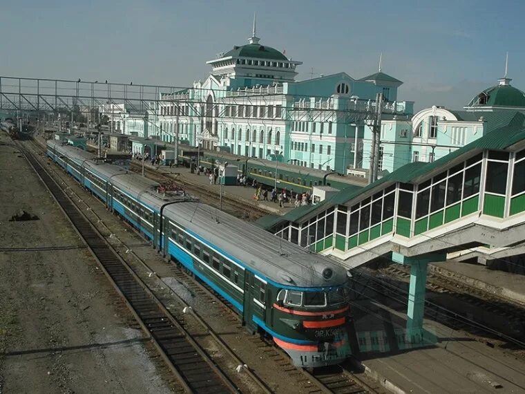 Ржд омск телефон. ЖД вокзал Омск в 90е. ЖД вокзал Омск 2000 год. Вокзал Омск пассажирский в 2000. Станция Исилькуль.