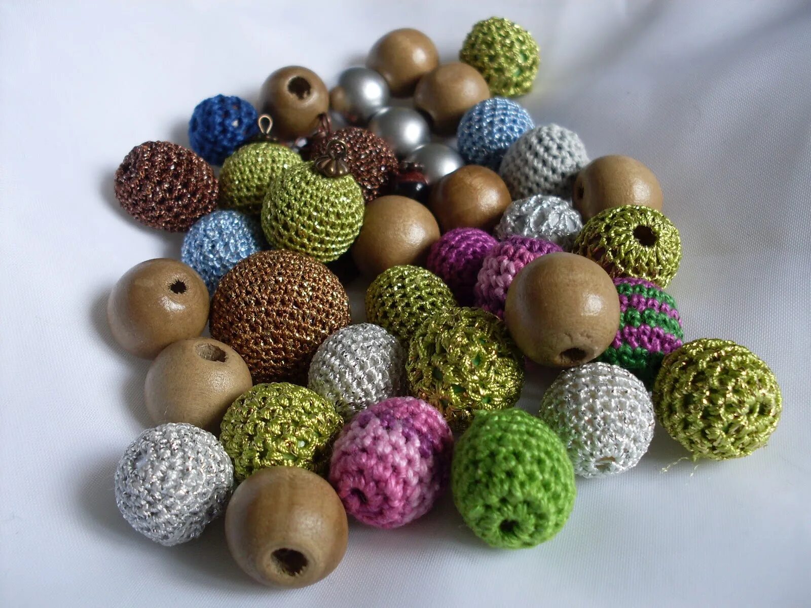 Вязаные бусины. Вязанные бусины. Бусы связанные крючком. Вязаные бусы крючком. Вязанные бусины.