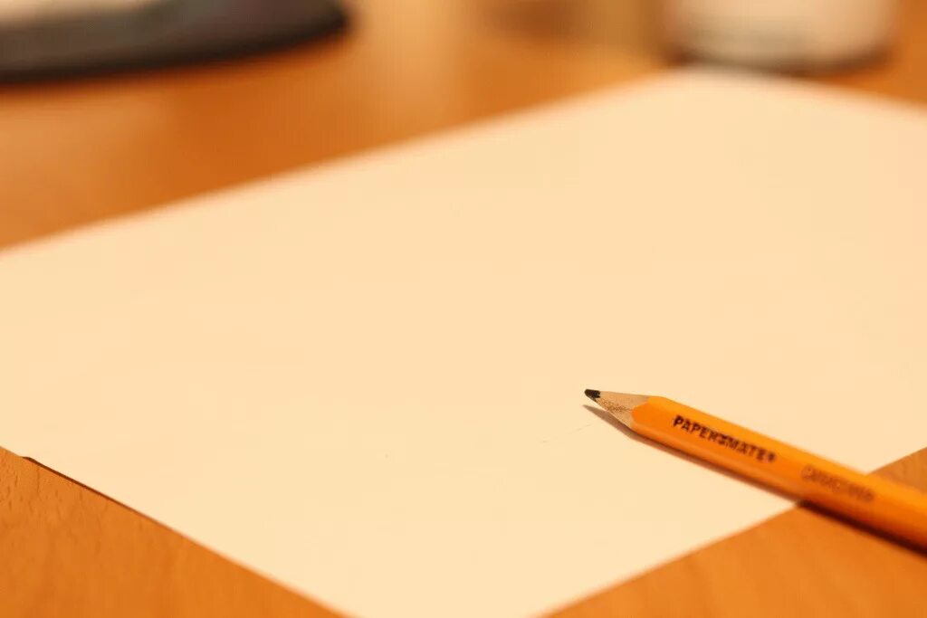 Белый лист бумаги на столе лежит. Белый лист. Листок карандашом. Лист бумаги и ручка на столе. Белый лист бумаги на столе лежит.