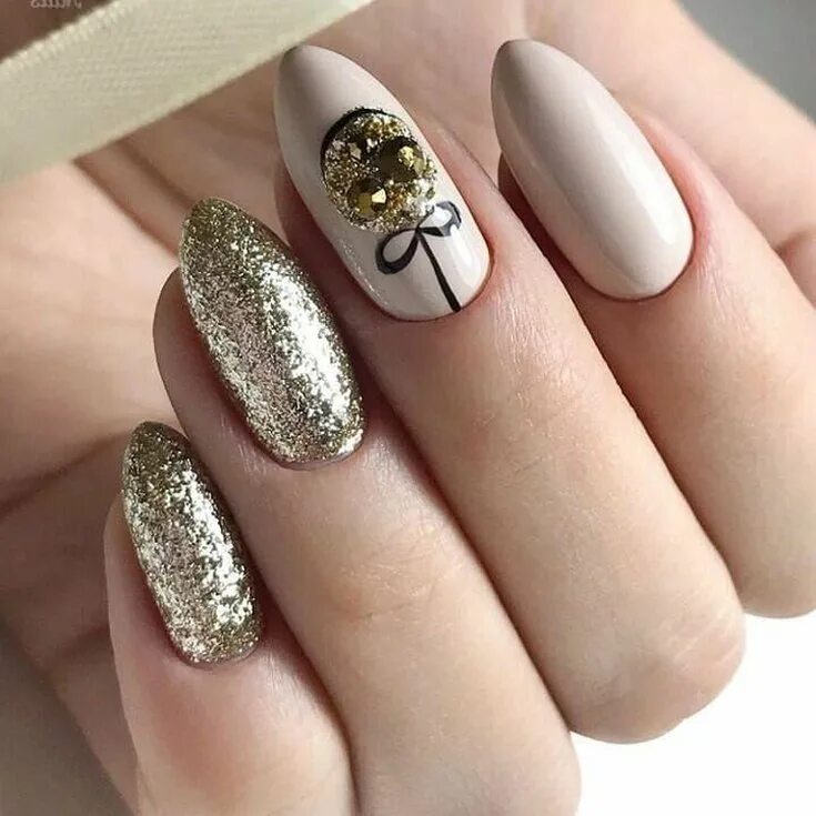 шикарные ногти. белый маникюр с блестками. маникюр бежевый с блестками. маникюр зимний нежный. ногти с блестками.