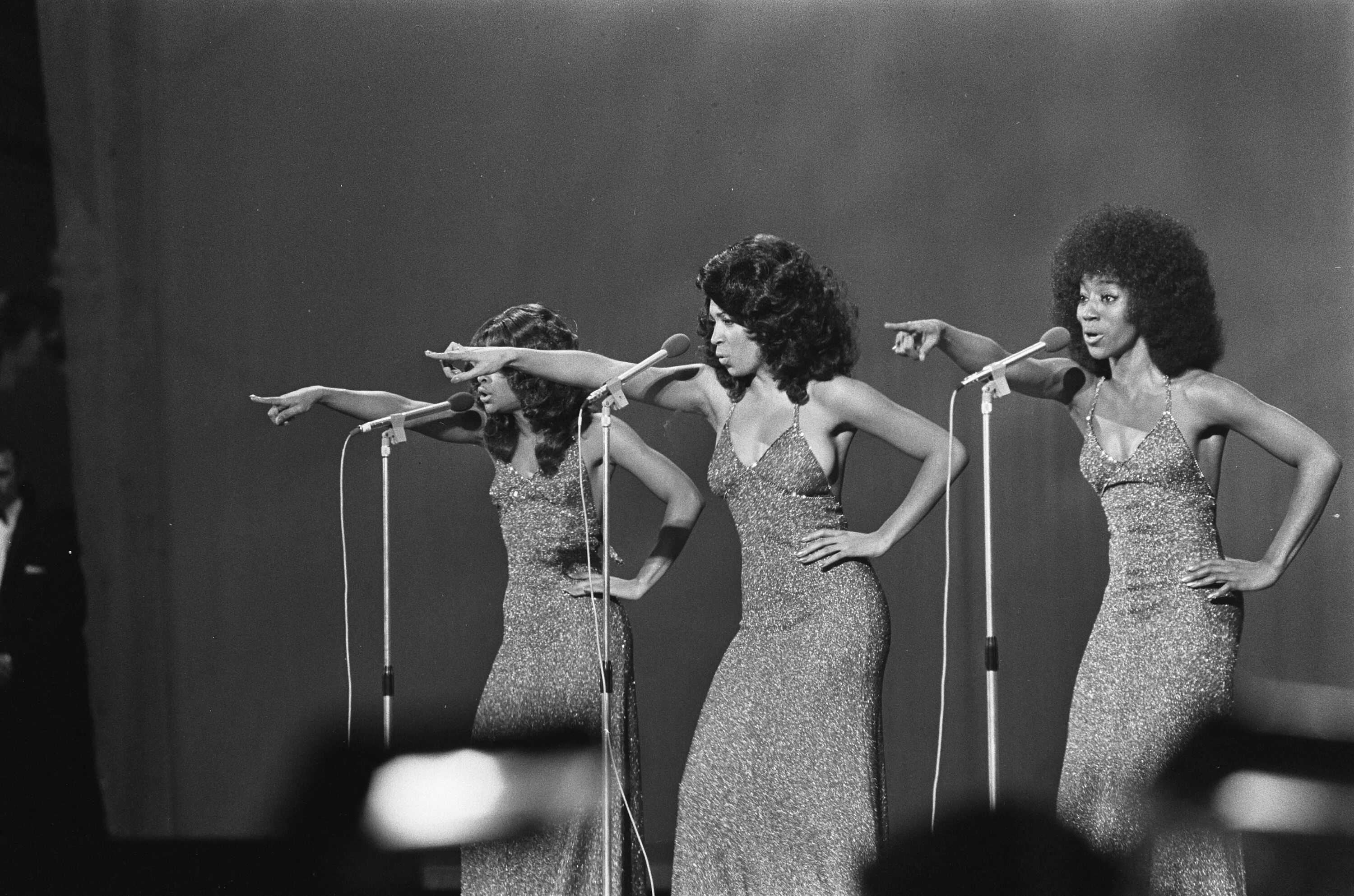 Группа the three degrees. Группа 50-х годов. Ансамбль 60 годов. Женские музыкальные группы 60 годов. Группы 60 г