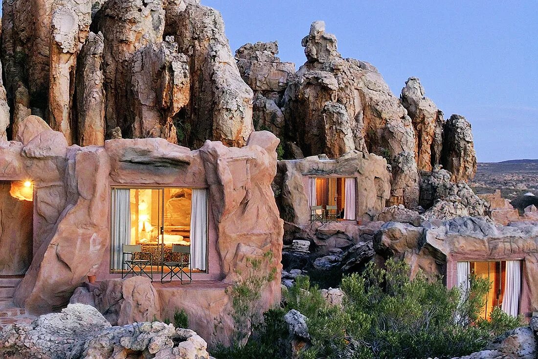 Современные скалы. Отель Kagga kamma. ЮАР пещерный отель. Пещерный курорт Кагга камма. Пещерный дворец Cave Palace Ranch, Юта, США.