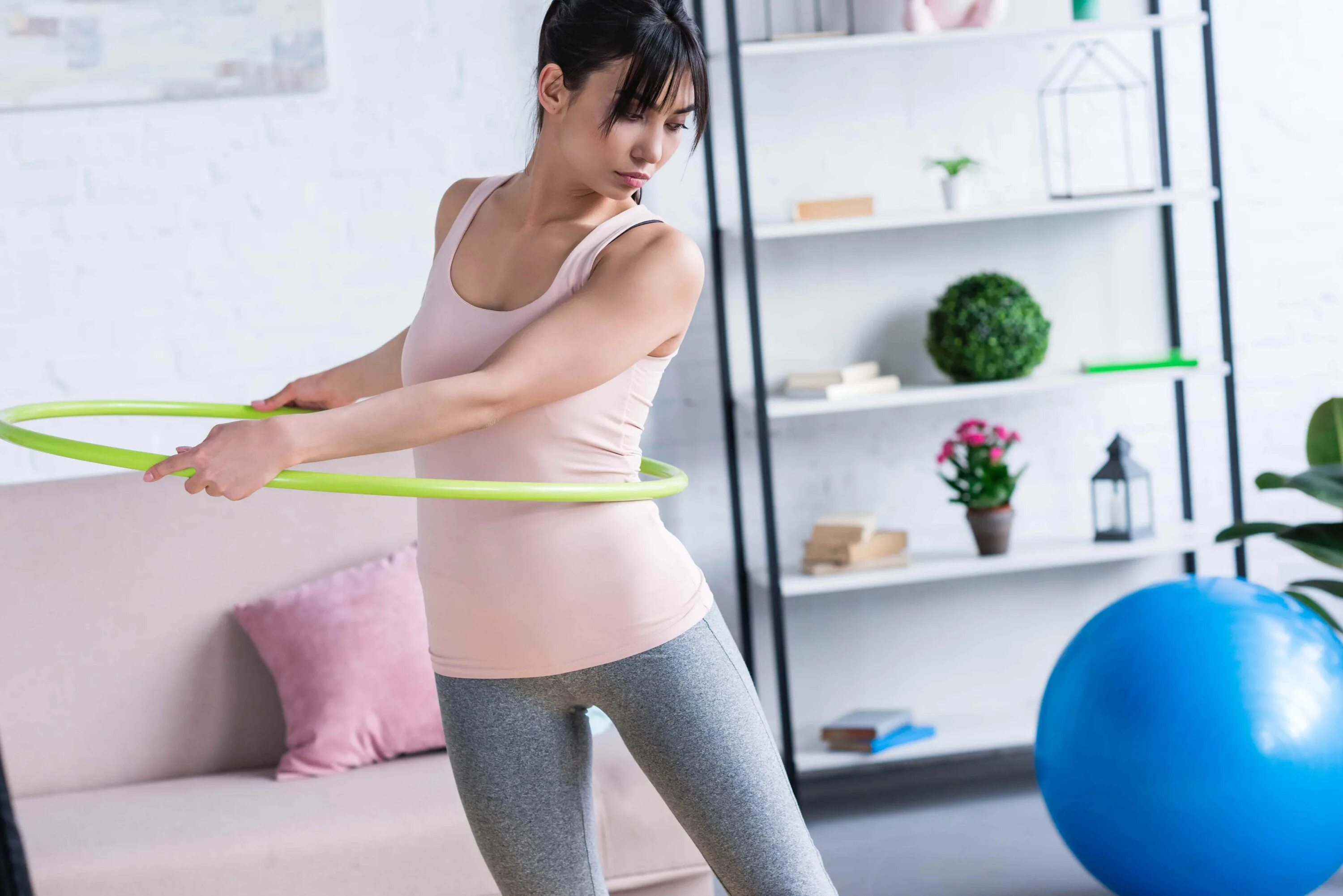 Кручу обруч живот. Hula hoop. упражнения с хулахупом. упражнения с хулахупом для похудения живота. женщина с хулахупом.