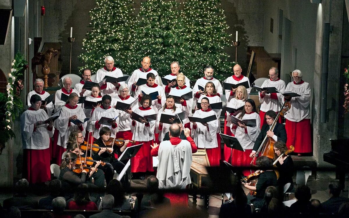 Месса хор. Carol singing в Англии. Григорианский хорал певчие. Хор в Великобритании. Церковь в Рождество в Англии.