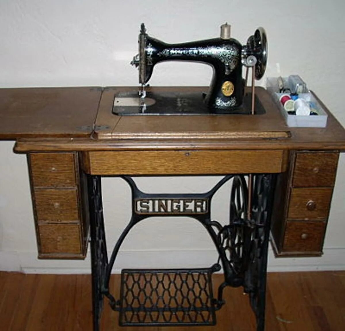 Швейная машинка 60. Швейная машинка Зингер 1862. Швейная машинка Singer Зингер. Швейная машинка Зингер ножная. Швейная машинка Зингер 7422.