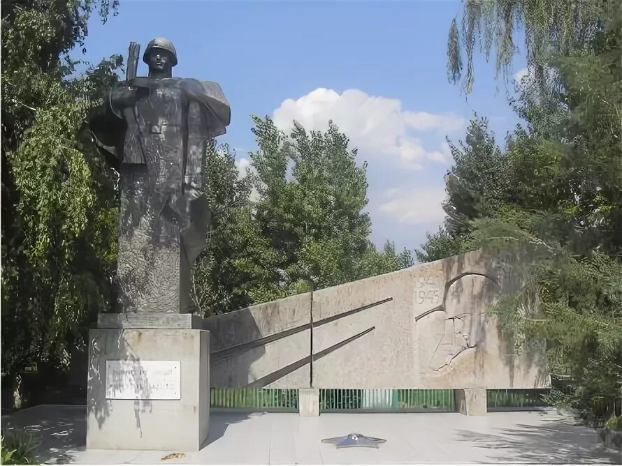 Погода большевик еланского. Памятник Большевик Еланский Волгоградская. Памятник Волгоградская область Еланский район. П Большевик Волгоградская область Еланский район храм. Школа Большевик Еланский район Волгоградская область.