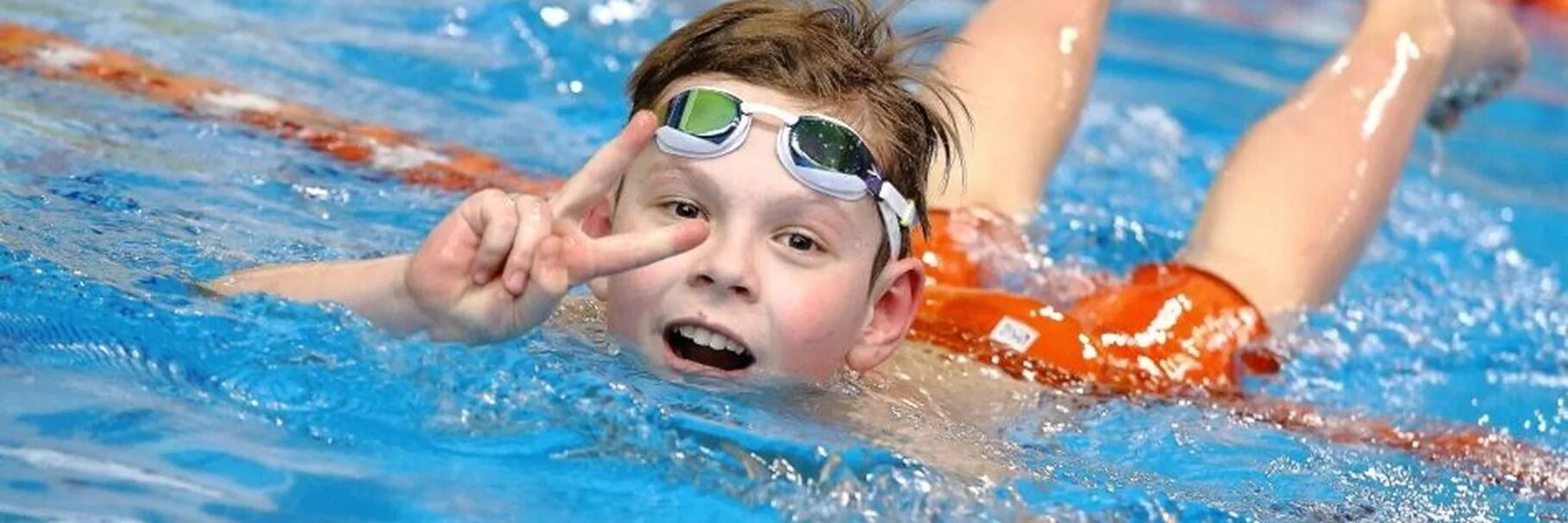 Тренер в бассейне по плаванию. Занятия плаванием взрослые. Школа детского плавания. Тренер в бассейне по плаванию. Плавание детей и взрослых.