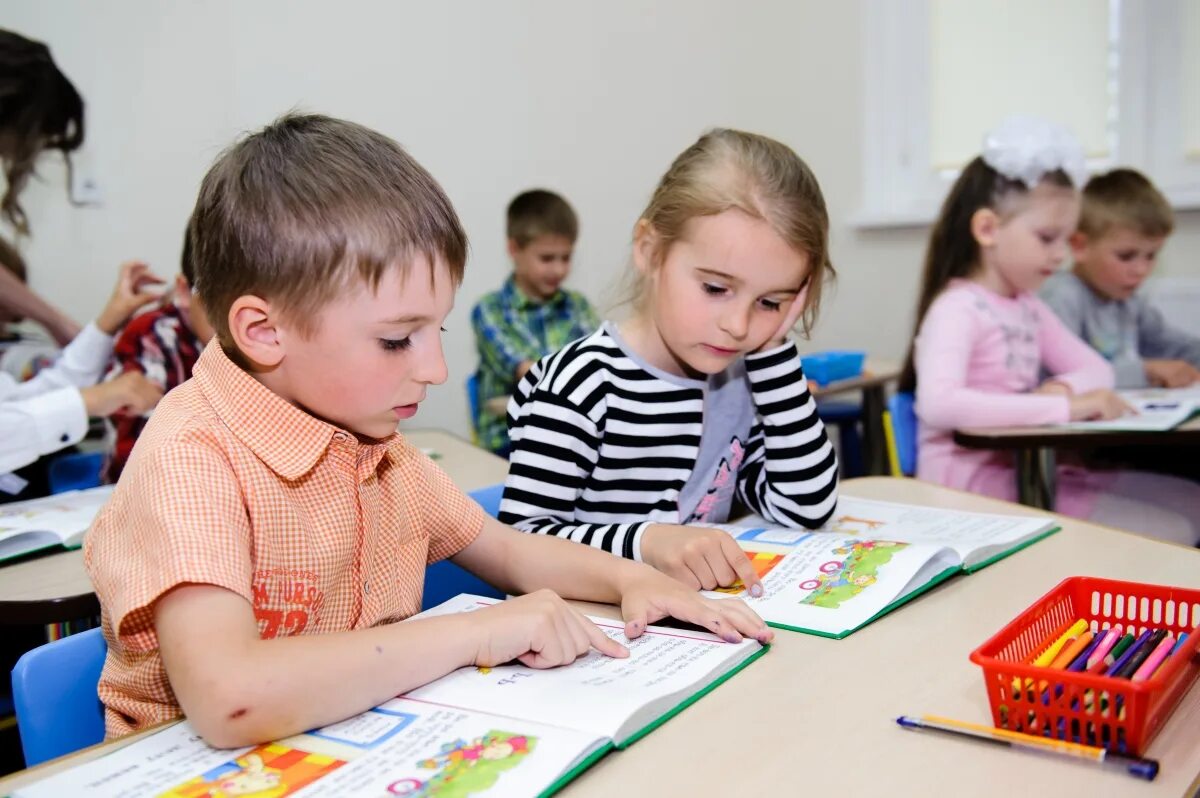 детский центр занятия. занятие с малышами говорилка. дошкольники в детском саду. фон для презентации по педагогике монтессори. курсы развития.