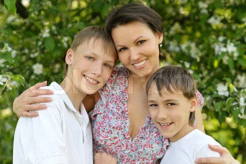 Mom son s friend. Красивая женщина с двумя сынами. Mother with son. Мом. Two sons.