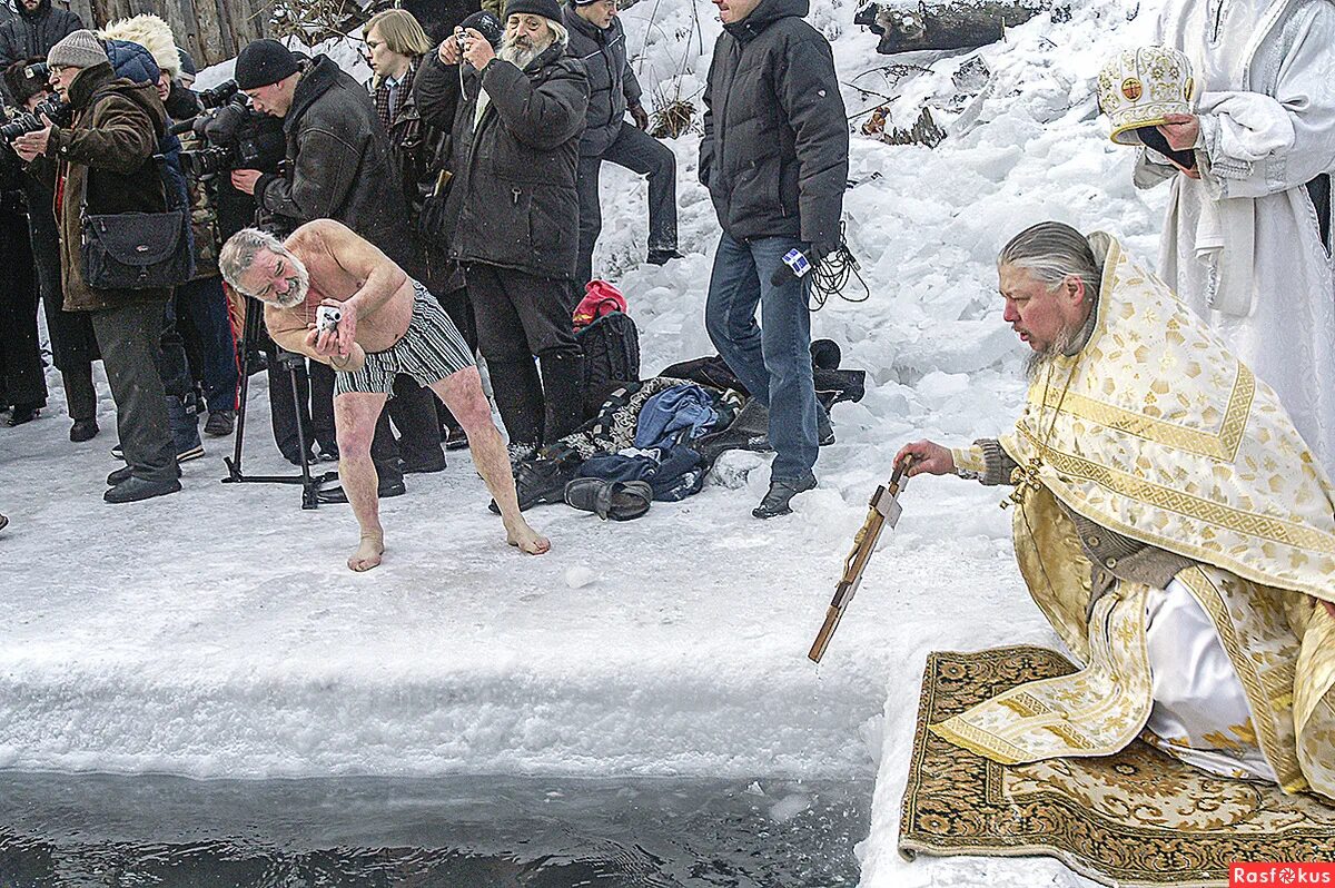 Крещенские купания приколы. Крещение смешное. Купание в проруби юмор. Крещение прорубь. С крещением прикольные.