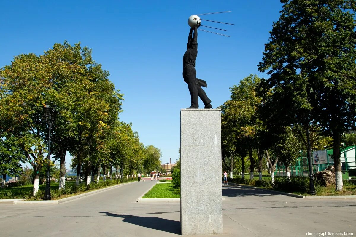 Скульптуры на набережной самары. Самара памятник на набережной. Скульптура( пловчиха) на набережной реки волги в самаре. Памятник засекину самара. Памятник на набережной проевой самара.