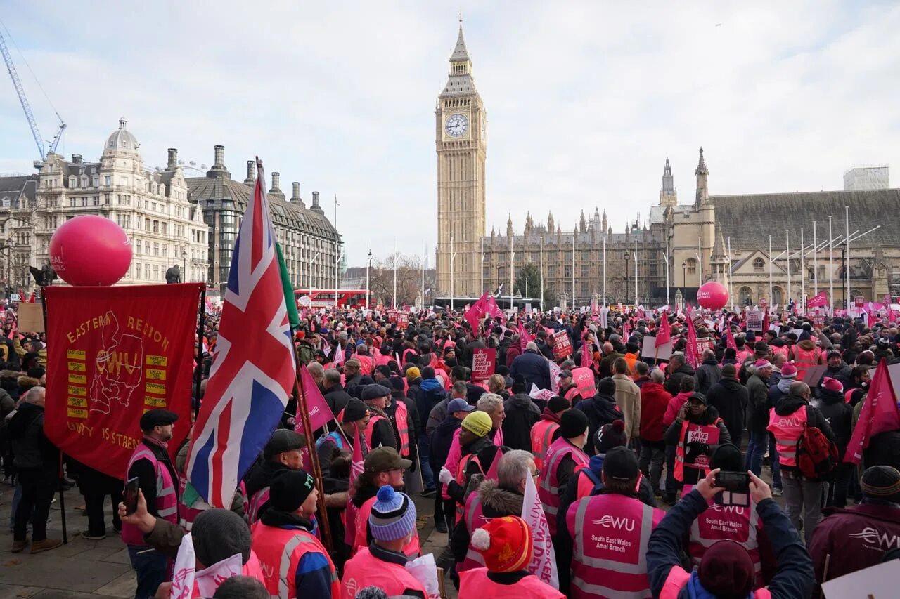 Протесты в британии 2022. Протесты в англии. Великобритания митинги. Митинги в британии 2022. Забастовка в великобритании 2022.