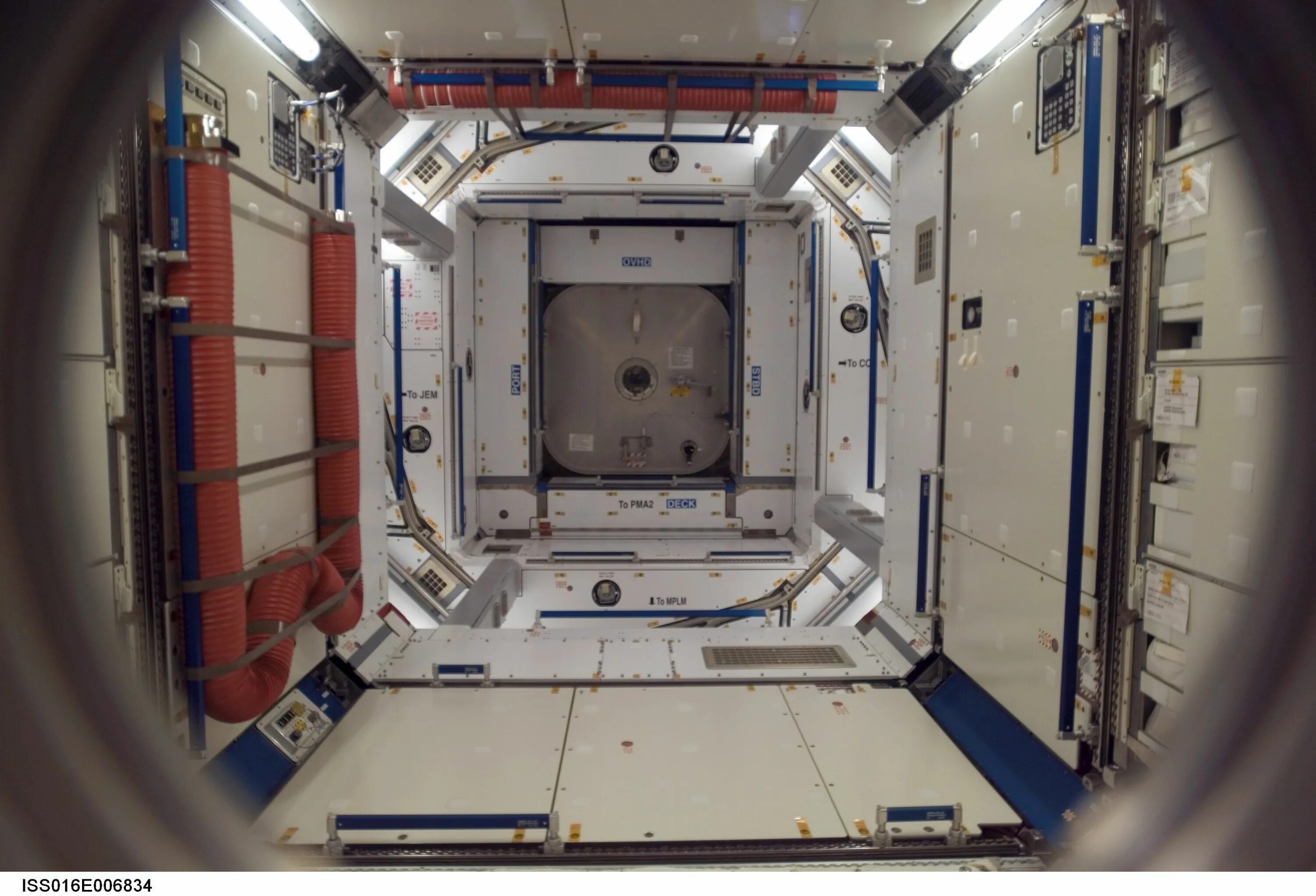 System used space. Space station станция спейс автоматизированная. спальный модуль на мкс. интерьер мкс. мкс внутри.