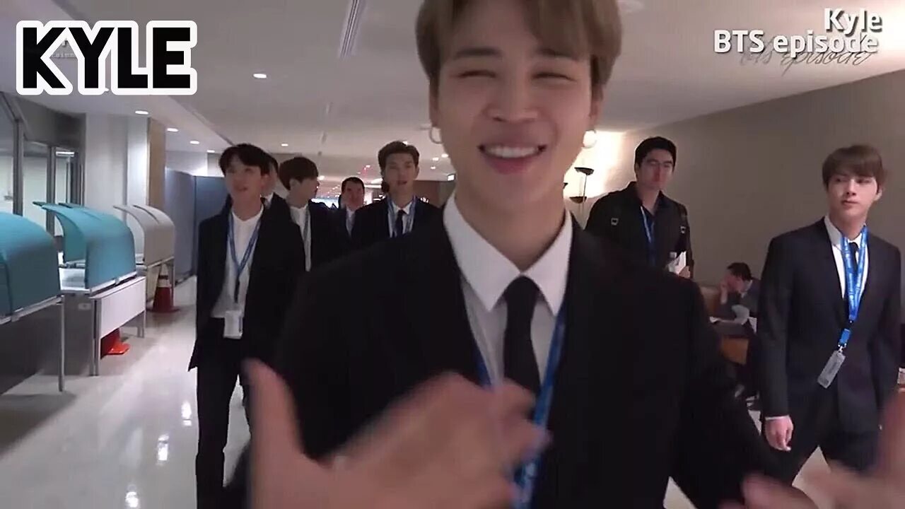 Bts office. Bts map of the soul persona. Озвучки кайла бтс. Бтс репетиции. Альбомы бтс распаковка.