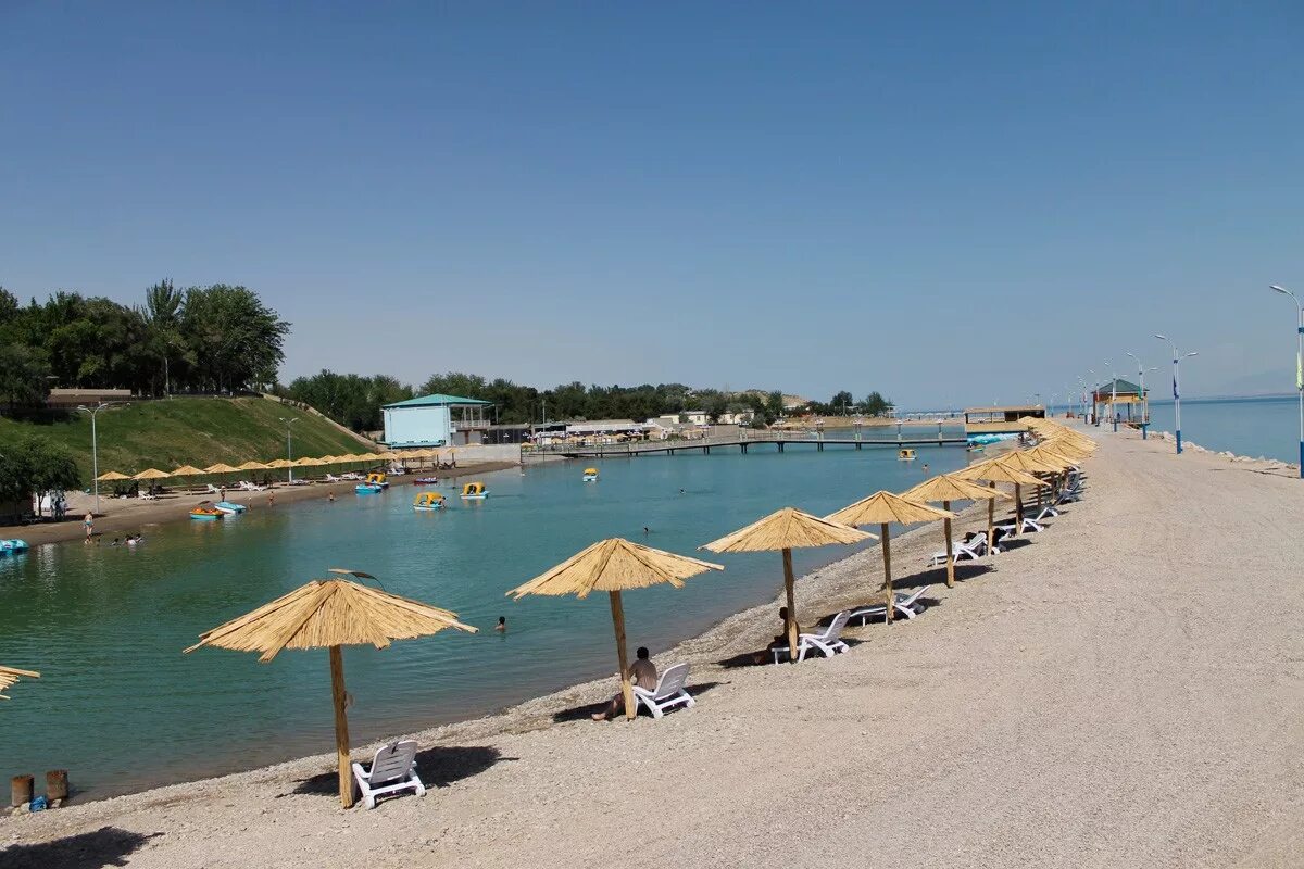 Кайраккумское водохранилище таджикистан. Пляж кайраккум таджикистан. Водохранилище кайраккум таджикистан. Море кайраккум бахористон. Сирдарe таджикистан кайраккум.