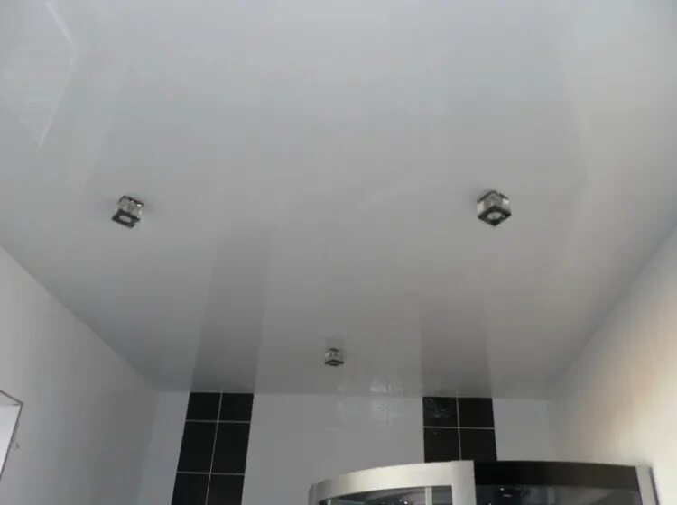 Белый потолок в ванной. Белый глянцевый потолок в ванной. Белый глянцевый потолок. Серый глянцевый натяжной потолок в ванной. Натяжной потолок в ванной белый матовый.