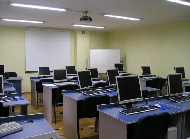 Технический класс в школе какие. Мебель для кабинета информатики. Мебель для компьютерного класса в школе. Стол компьютерный для кабинета информатики. Современные компьютерные классы в вузах.