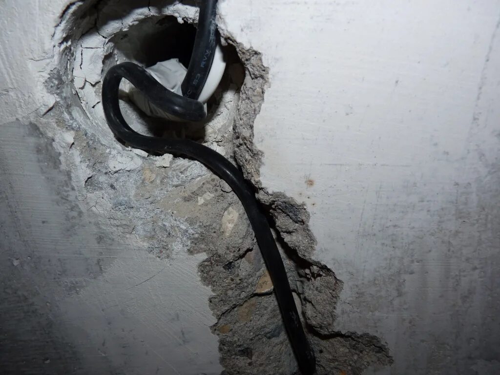 Провода на стене. Алюминиевые провода в стене. Восстановление кабеля в стене. Соединить электропроводку в стене.