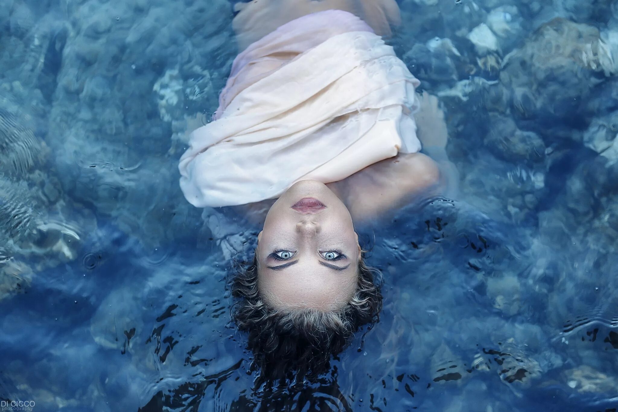 Девушка лежит в воде. Отражение девушки в воде. Девушка лежит в воде. Девушка в воде. Фотосессия в воде.