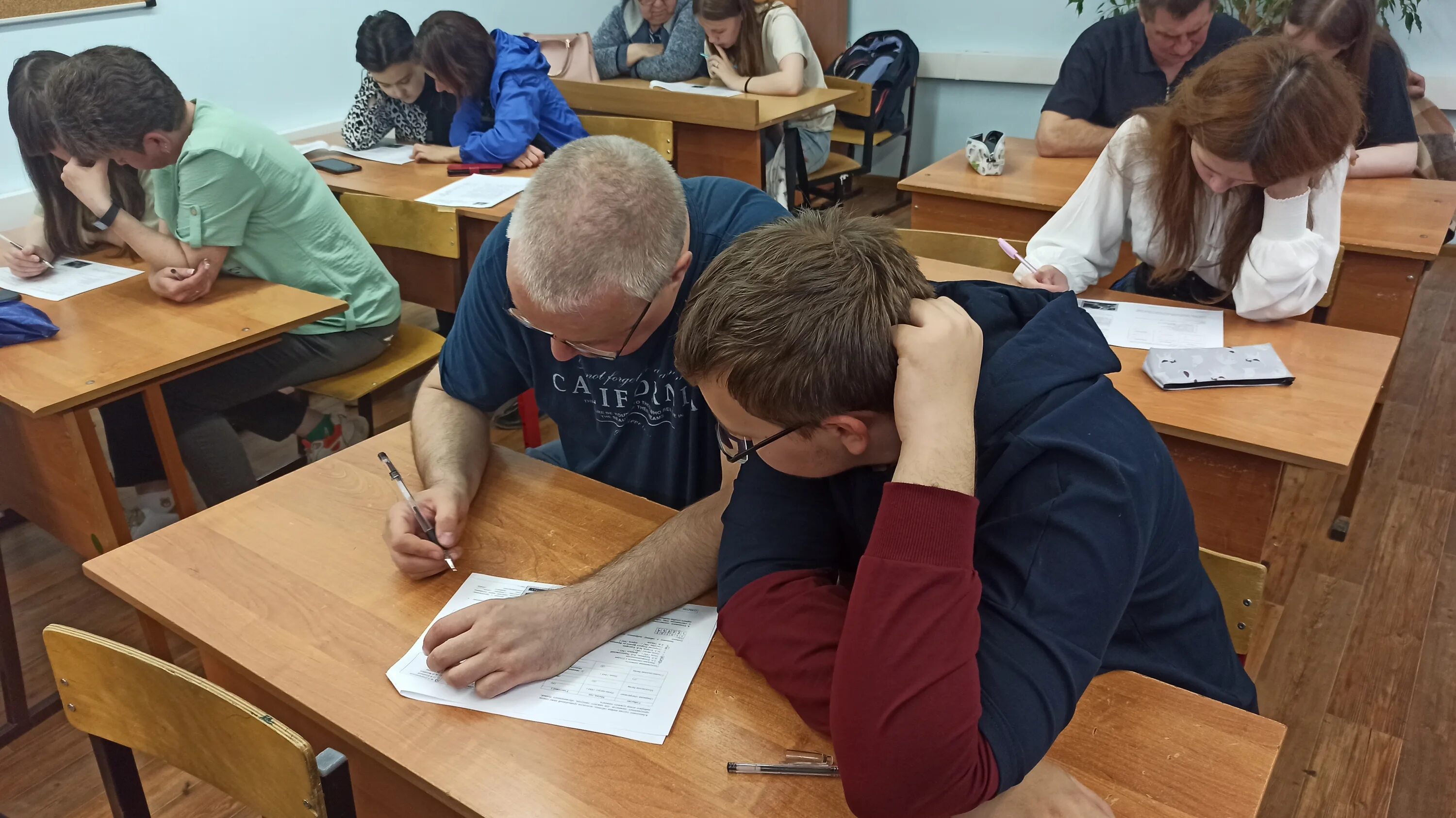 егэ для родителей. сдача егэ. учитель выступает. егэ для родителей. старшеклассники на перемене.