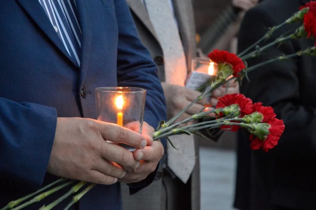 Вечер памяти погибших. Память ветеранам. Почтим память погибших минутой молчания. Почтим память погибших в Великой Отечественной войне. Возложение цветов в день памяти и скорби.