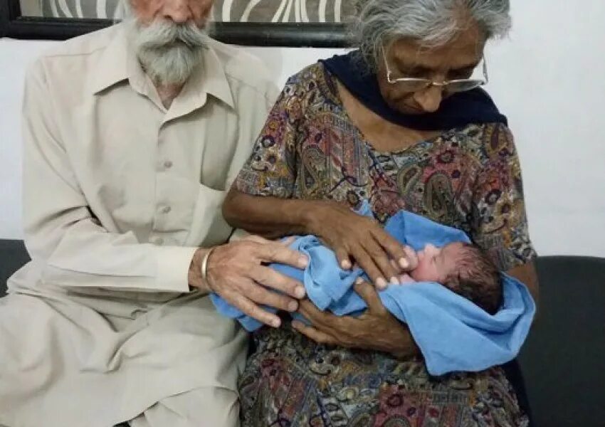 Итальянка анатолия вертаделла родила ребенка в 101 год. Бабушка родилась. Бабушка и внук. Бабушка нянчится с внуками. Итальянка анатолия вертаделла родила ребенка в 101 год.