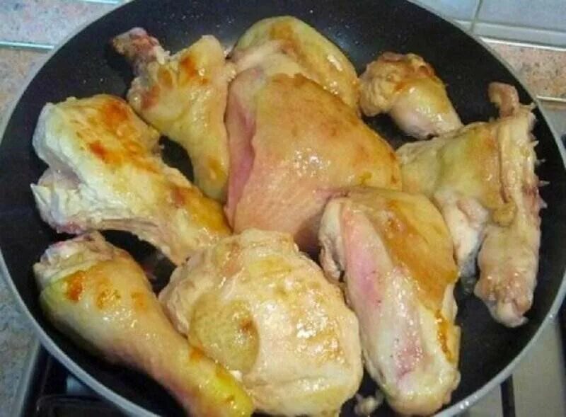 Как пожарить курицу с чесноком на сковороде. Курица кусками на сковороде. Кусок курицы. Жареная курица на сковороде. Жарим курицу на сковороде кусочками.