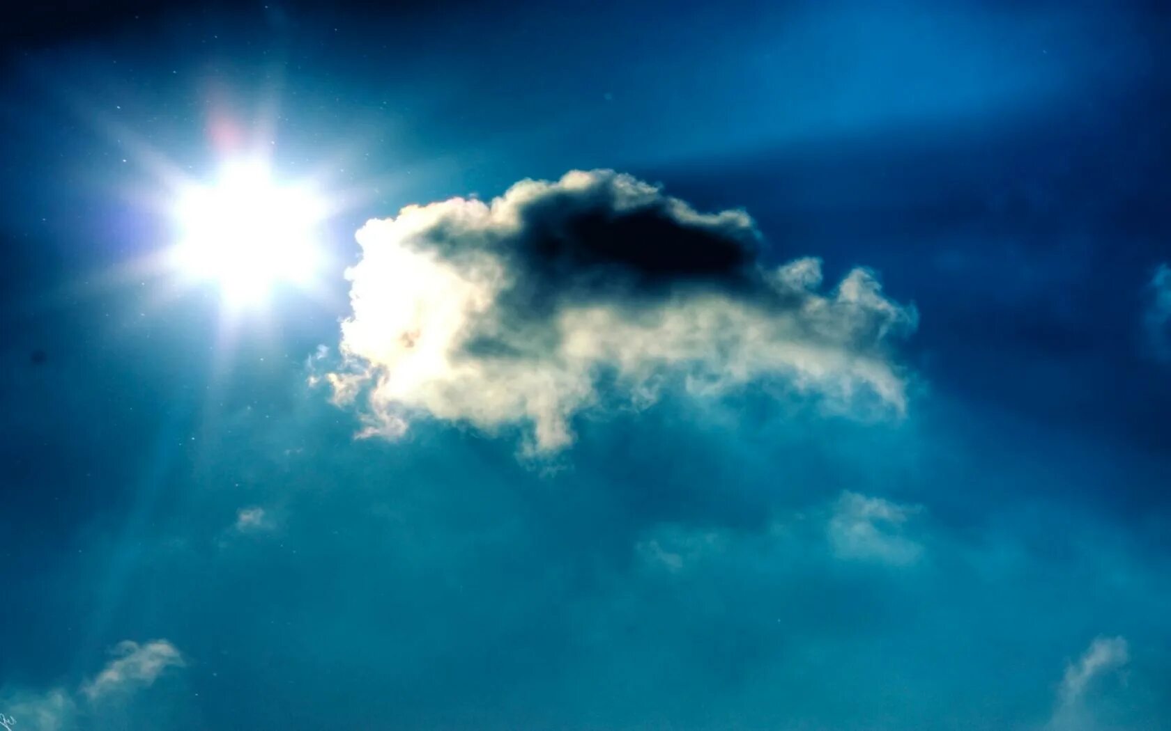Небо лучи. Солнце за облаками. Солнышко выглядывает из за облаков. Солнечное небо. Солнце выглядывает из облаков.