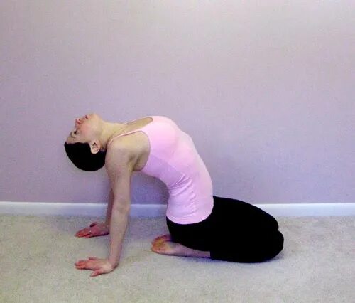 Упражнения для растягивания мышц спины. Упражнения для растяжки мышц спины. Лфк для мышц спины растяжка. Растяжение грудного отдела. Упражнения на спину.