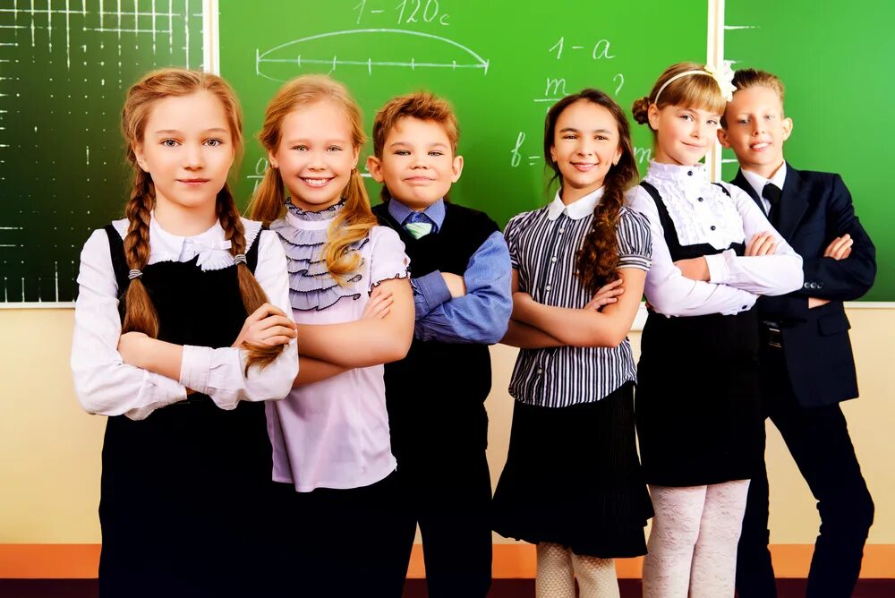 Учитель и дети. Ученики в классе. Внешний вид начальная школа. Как выбрать начальную школу. Дети в школе.