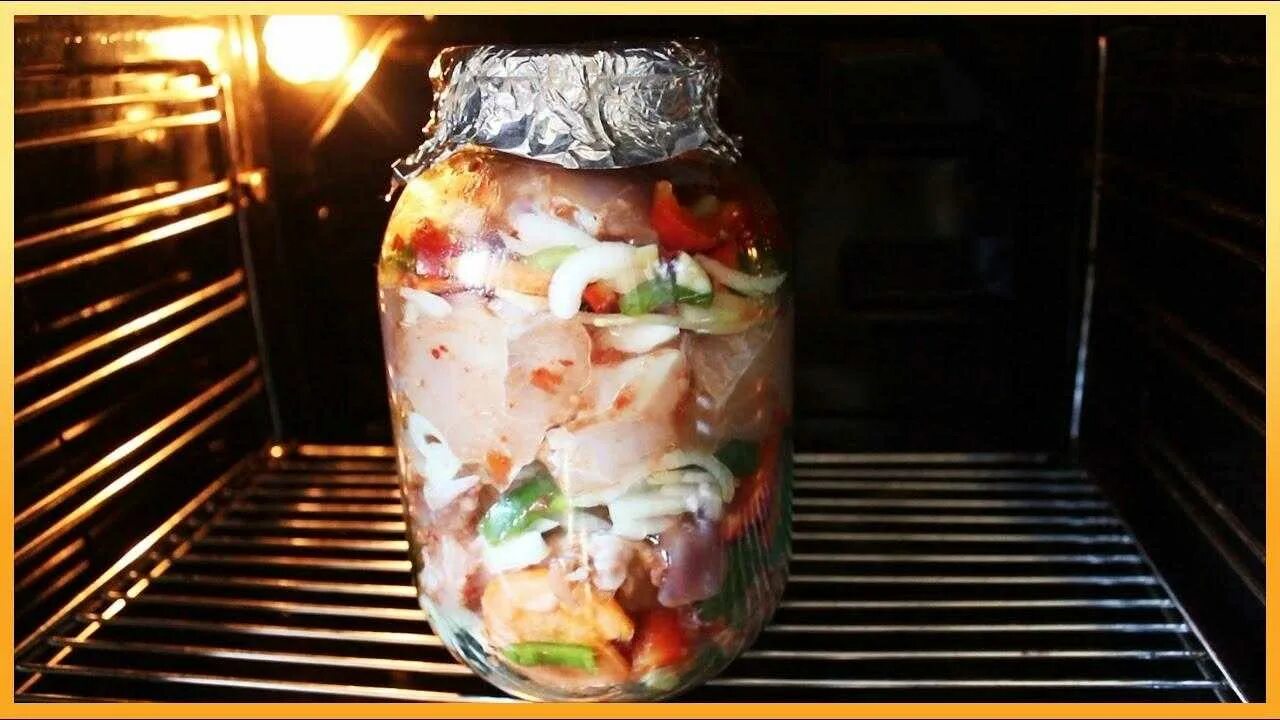 Курица в банке в собственном. Курица в банке в духовке. курица в духовке в стеклянной банке. ужин в банке в духовке. мясо с картошкой в банке в духовке.
