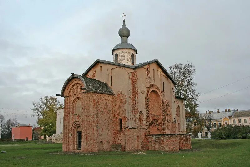 Русская архитектура 13 века. Церковь Параскевы пятницы в Новгороде. Церковь Параскевы-пятницы на торгу Великий Новгород. Пятницкая Церковь Великий Новгород. Церковь Параскевы пятницы в Новгороде XIII.